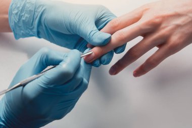 Kız el manikür istemci için yapıyor