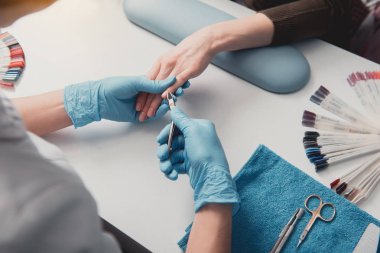Çivi sanatçı güzellik salonunda manikür oluşturma