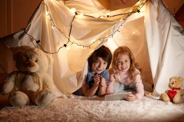 Çocuk odasında oynayan neşeli küçük çocuklar