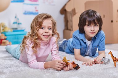 Gülen çocuk odasında oynuyor