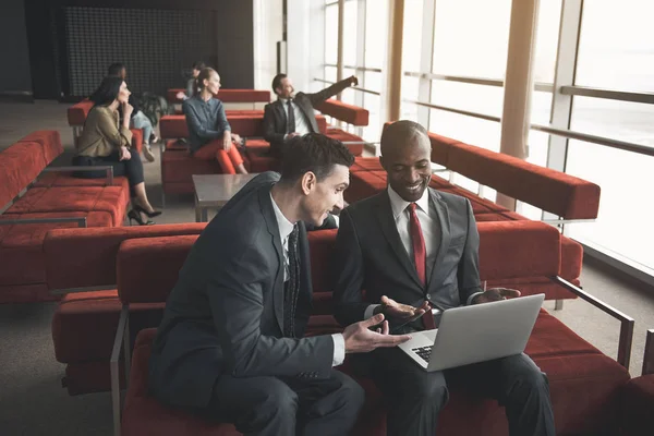 İki neşeli arkadaşları onların molası sırasında dinlenme