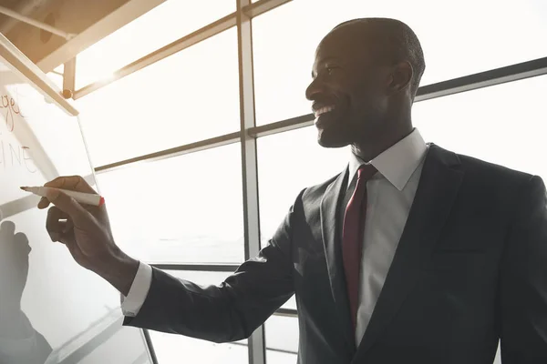 Vrolijke gentleman werken in zijn kantoor — Stockfoto