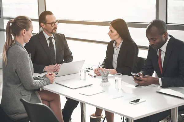 Empresários que realizam reunião na sala de reuniões — Fotografia de Stock