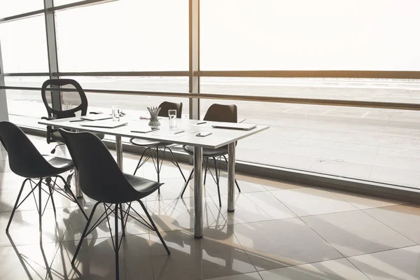 İş toplantıları için donatılmış oda