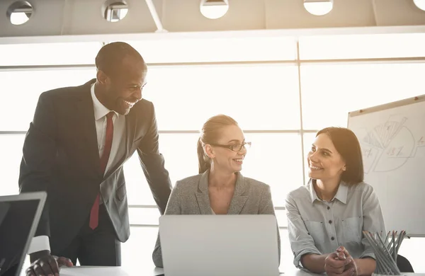 Équipe heureuse appréciant leur travail — Photo