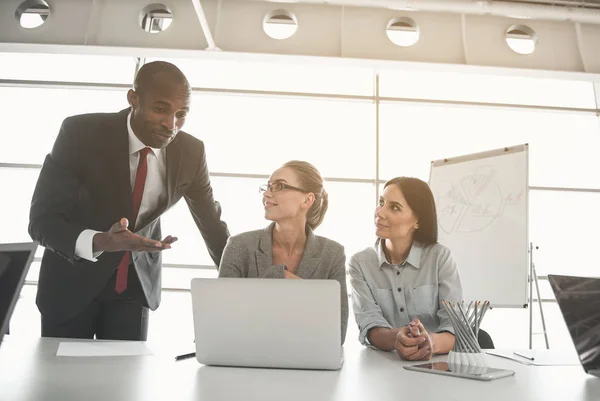 Equipo empresarial en proceso de trabajo — Foto de Stock