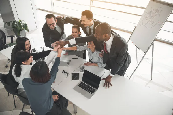 Equipo sosteniendo sus manos en conjunción — Foto de Stock