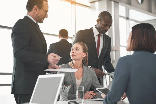 Zakelijke partners discussiëren over documenten tijdens vergadering — Stockfoto