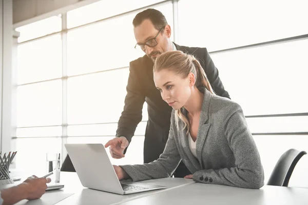 Partner använda gadgetar under möte — Stockfoto