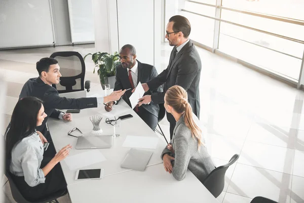 İş arkadaşlarınızla kuruluş belgelerinin incelenmesi