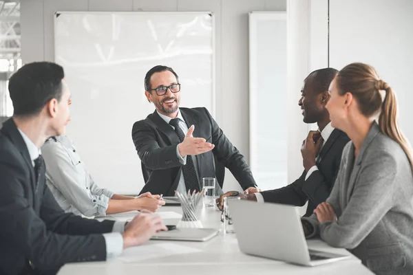 Tevreden baas werkvergadering instellen — Stockfoto