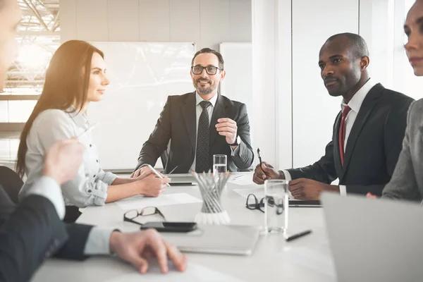 Gente de negocios hablando sobre una nueva startup — Foto de Stock