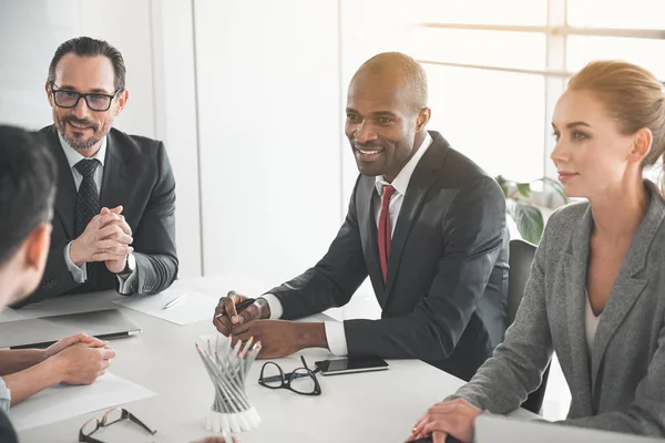 Socios comerciales discutiendo en el consejo de administración — Foto de Stock