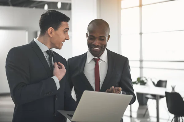 Dois homens em desgaste formal discutindo momentos de trabalho — Fotografia de Stock