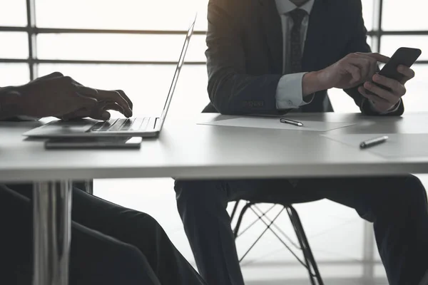 Empleados que usan aparatos durante su trabajo —  Fotos de Stock