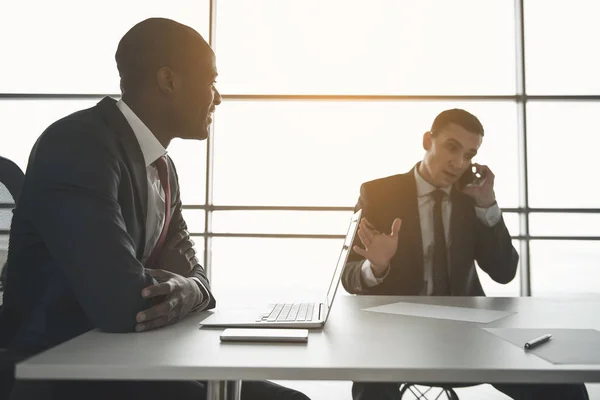 Empresarios celebrando conversaciones de asociación en interiores — Foto de Stock