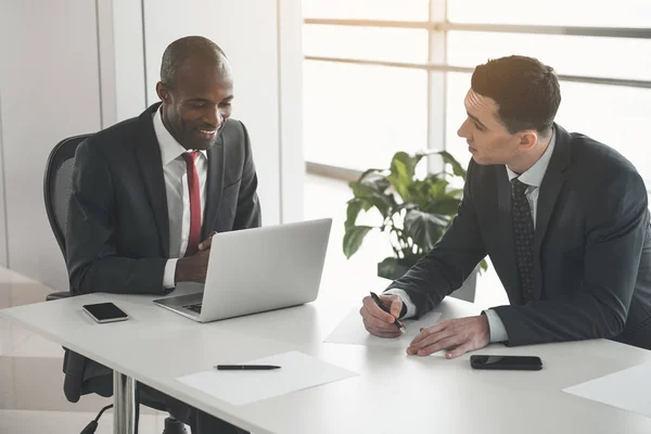 Dos hombres debatiendo sobre el trabajo —  Fotos de Stock