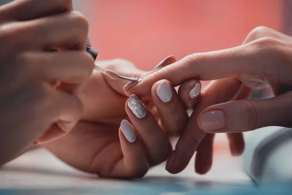 Master arm vrouw lak in de salon toe te passen — Stockfoto