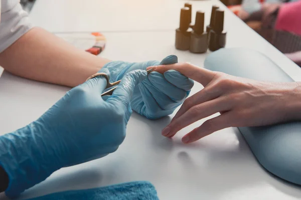 Nail artist att skapa manikyr i skönhetssalong — Stockfoto