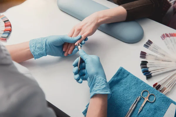 指甲艺术家在美容院创建指甲 — 图库照片
