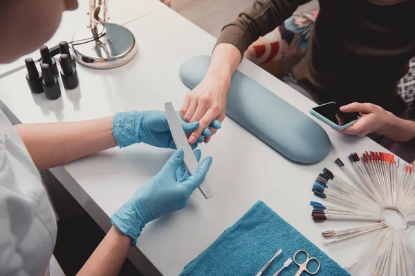 Braço da menina ter manicure no salão de beleza — Fotografia de Stock