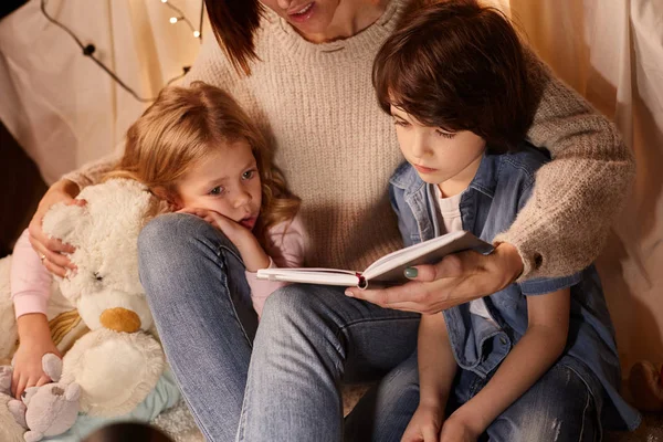 Somnolent enfants écoute conte de fées — Photo