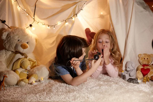 Radostné děti si mohou hrát v dětském pokoji — Stock fotografie