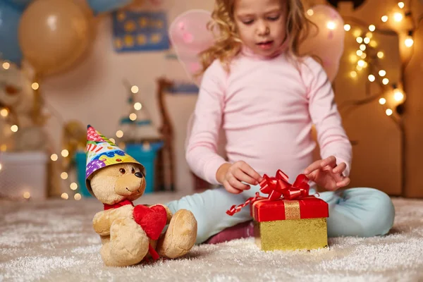 Маленька дитина з іграшковим ведмедем у розпліднику — стокове фото