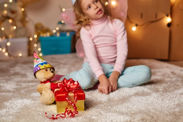 Happy little child with gift — Stock Photo, Image