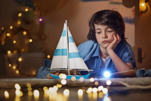 Niño triste mirando el recipiente de juguete — Foto de Stock