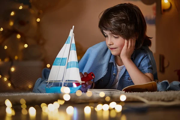 Pequeño niño jugando con la nave de juguete — Foto de Stock