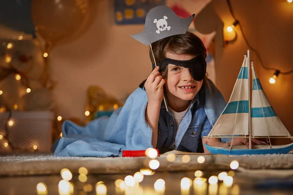 Sonriente niño jugando en pirata juego — Foto de Stock