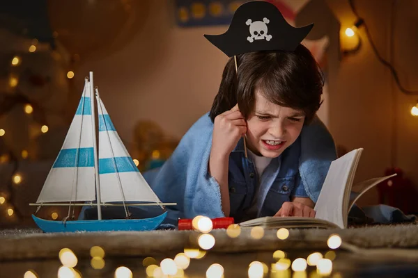 Niño preocupado leyendo fascinante historia — Foto de Stock