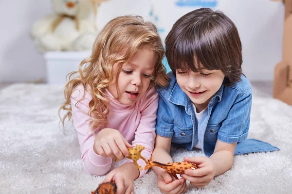 Enfants souriants heureux jouant dans un jeu passionnant — Photo