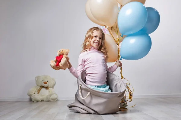 Pequeña sonrisa niño jugando con juguetes — Foto de Stock