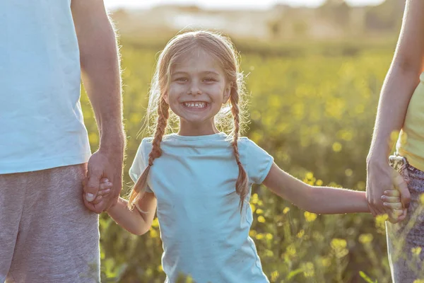 Emocionado niño disfrutando de caminar con papá y mamá — Foto de Stock