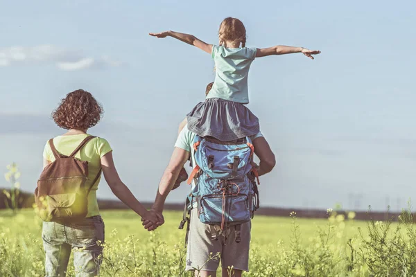 Randonnée familiale joyeuse sur prairie — Photo