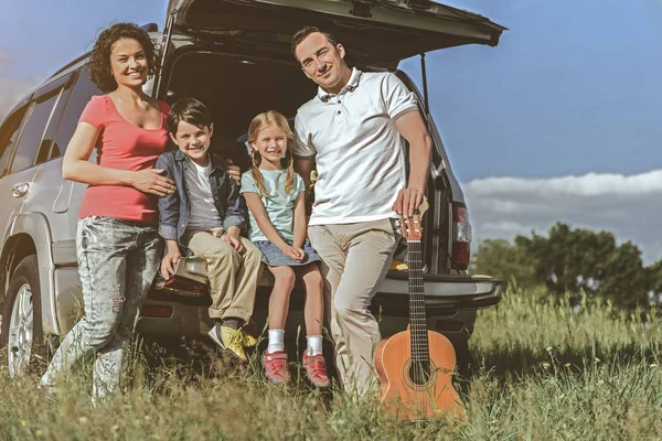 Padres e hijos felices descansando en la naturaleza — Foto de Stock