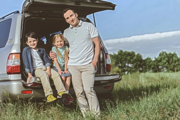 Família amigável se divertindo na natureza juntos — Fotografia de Stock