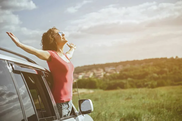 Fille gaie se détendre en auto sur prairie — Photo