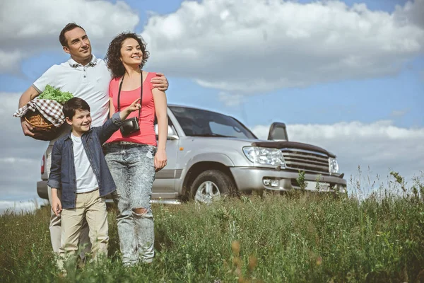 Alegre niño divertirse con el padre y la madre en el prado — Foto de Stock