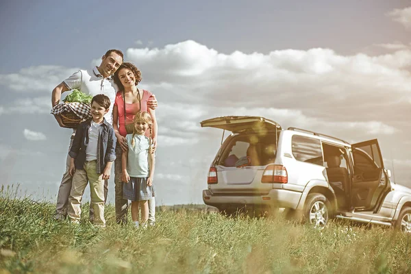 Família feliz descansando na natureza juntos — Fotografia de Stock