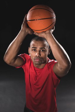 Basketbol döküm isteyen genç atletik erkek