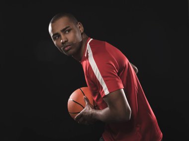 Genç adam topu saldırılara karşı savunmak hazır