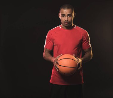 Adam basketbol oynamaya karar