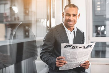 Saygıdeğer yakışıklı basılı medya okuma
