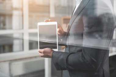 Adam cep bilgisayarı gösteren iş kıyafetleri