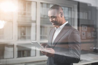 Afrika yakışıklı ile becerikli alet pencere yakınındaki