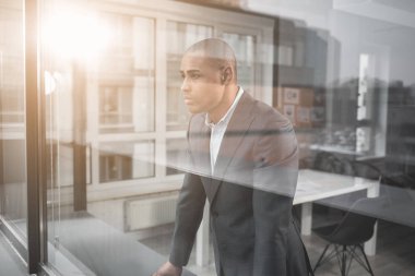 Hüzünlü yüz genç yakışıklı birinin ofisinde oldu