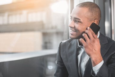 Mutlu genç adam üstünde hareket eden telefon iletişim